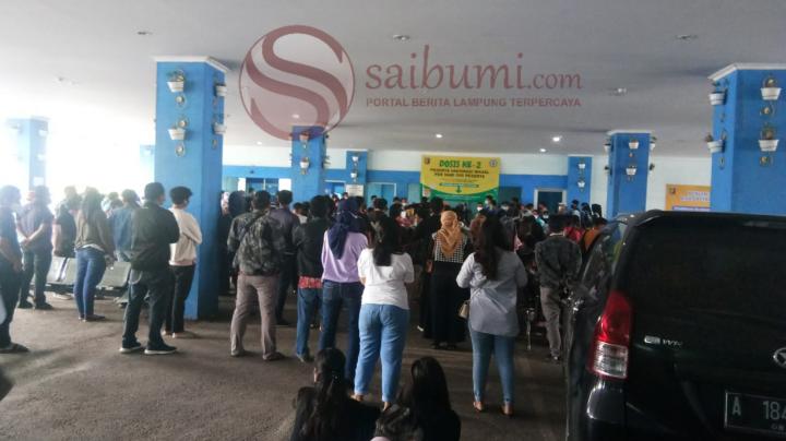 Vaksinasi Dosis Kedua di RSUDAM Diserbu Warga